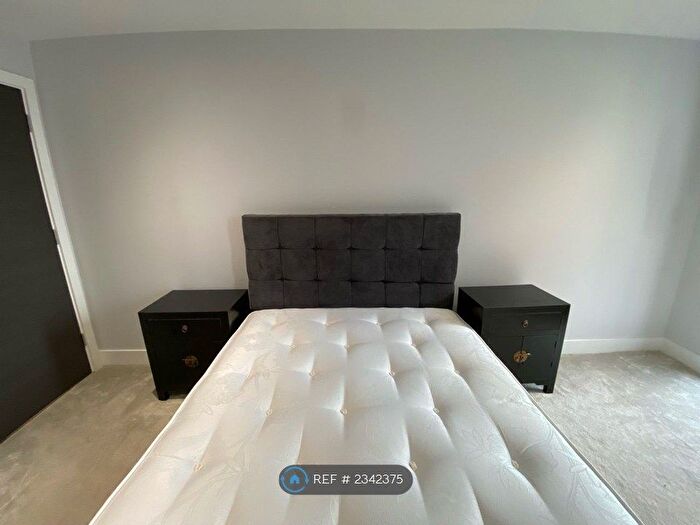 2 Bedroom Flat To Rent In Cheetham Hill Road, Manchester, M4