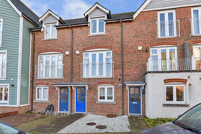 3 Bedroom Town House For Sale In The Lakes, Larkfield, Kent, ME20