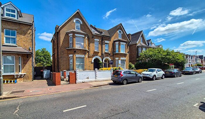 3 Bedroom Flat For Sale In Longley Road, London, SW17