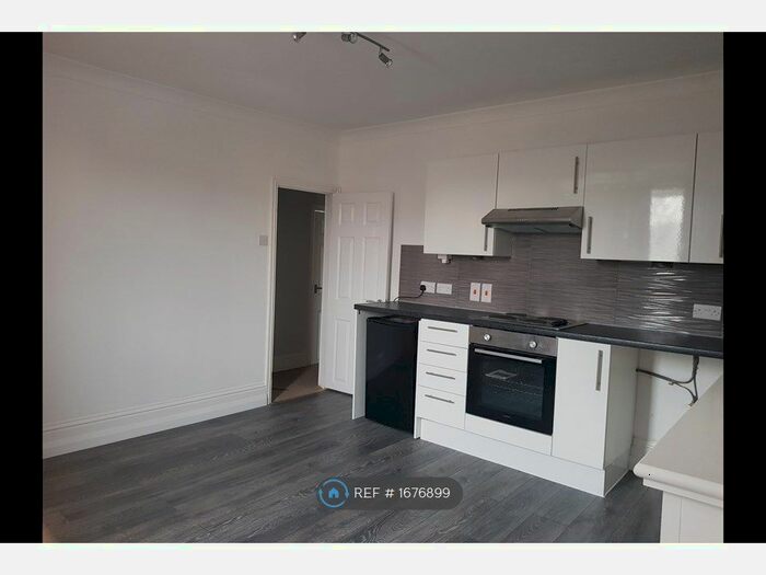 2 Bedroom Flat To Rent In Constitution Road, Chatham, ME5