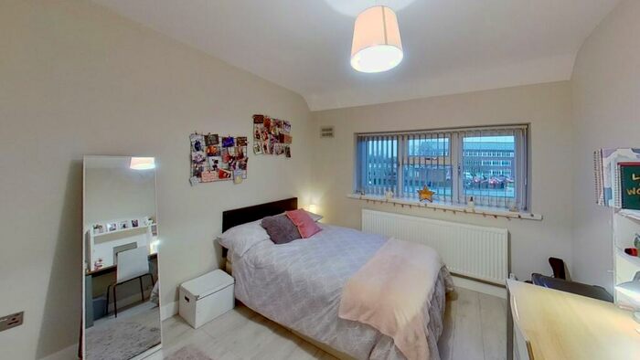 4 Bedroom Semi-Detached House To Rent In Southway, Guildford, GU2