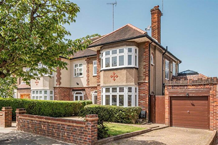 3 Bedroom Semi-Detached House For Sale In Hasluck Gardens, New Barnet, EN5