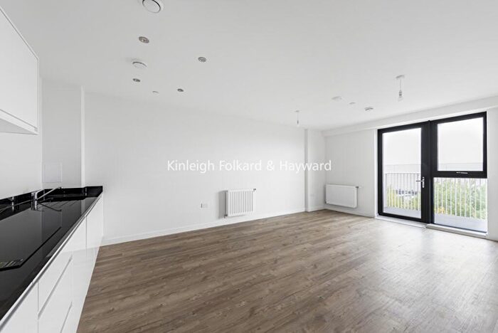 3 Bedroom Flat To Rent In Lakeside Drive, Ealing, London, NW10