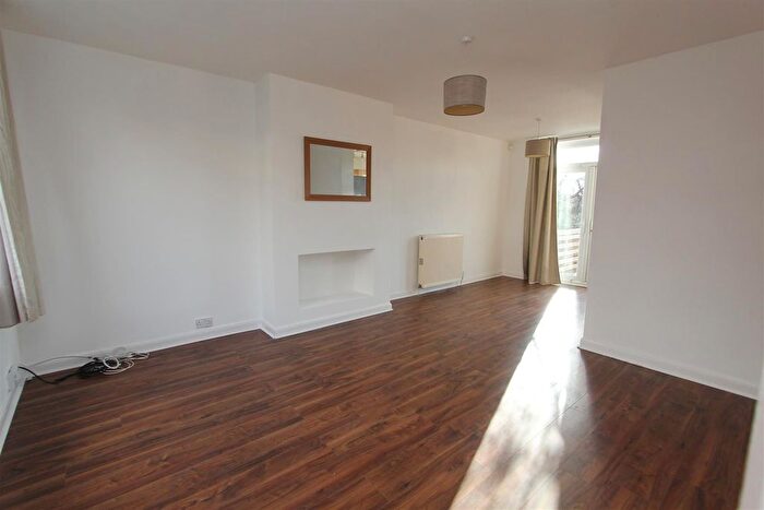 3 Bedroom Town House To Rent In Vesper Way, Leeds, LS5