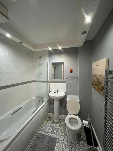 2 Bedroom Apartment To Rent In Brosse Way, Bromley, BR2