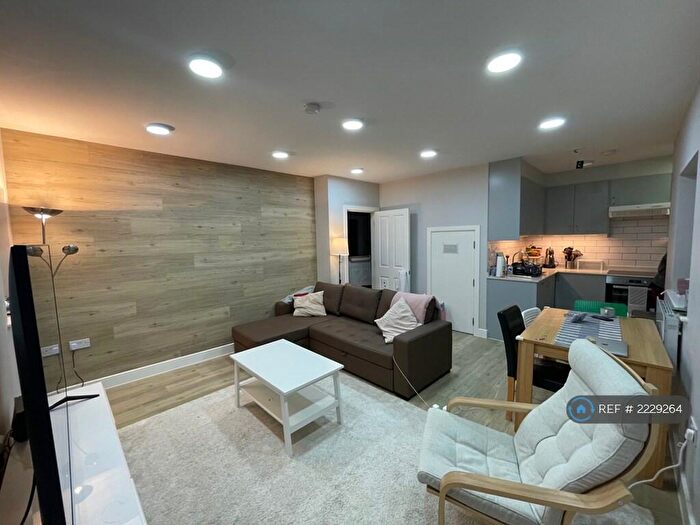 3 Bedroom Flat To Rent In Rose Kiln Lane, Reading, RG1