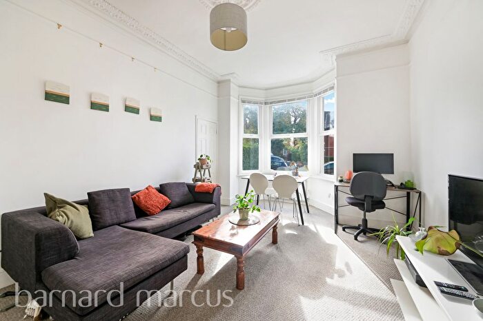 2 Bedroom Flat To Rent In Gleneldon Road, London, SW16
