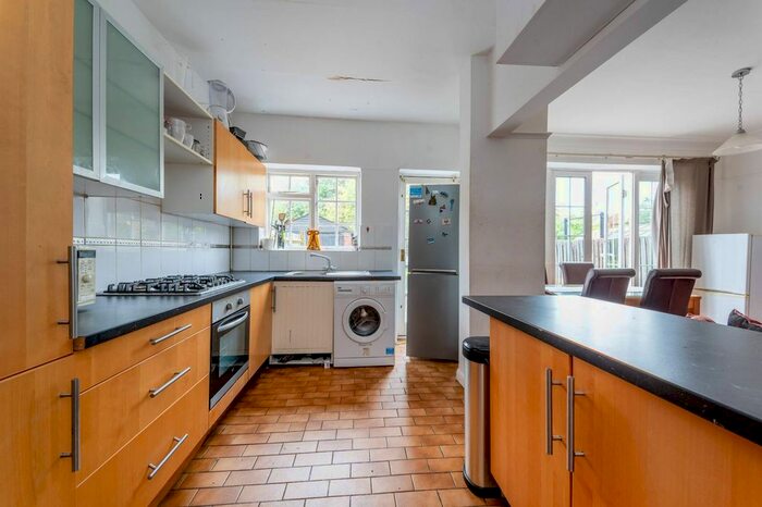 4 Bedroom Flat To Rent In Friars Way, Acton, London, W3