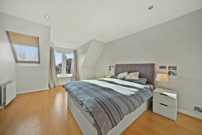 3 Bedroom Flat To Rent In Discovery Walk, London, E1W