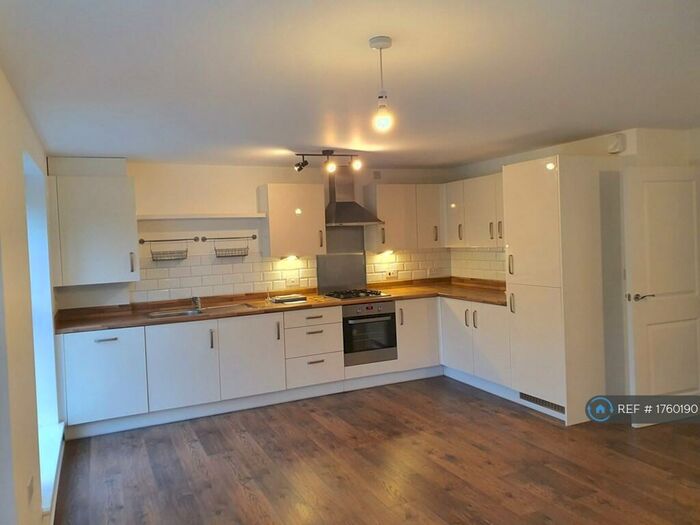 2 Bedroom Flat To Rent In Broadhurst Place, Basildon, SS14