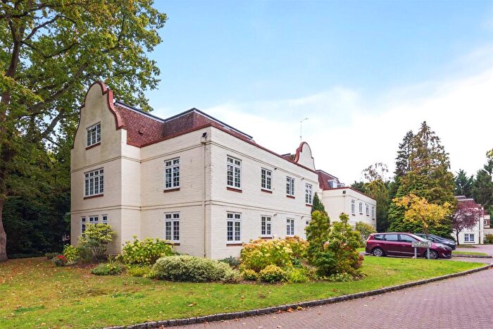 2 Bedroom Apartment For Sale In Ivy Drive, Lightwater, Surrey, GU18
