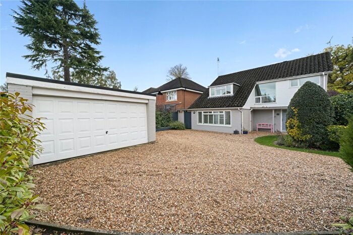 4 Bedroom Detached House For Sale In Greenway Close, West Byfleet, Surrey, KT14