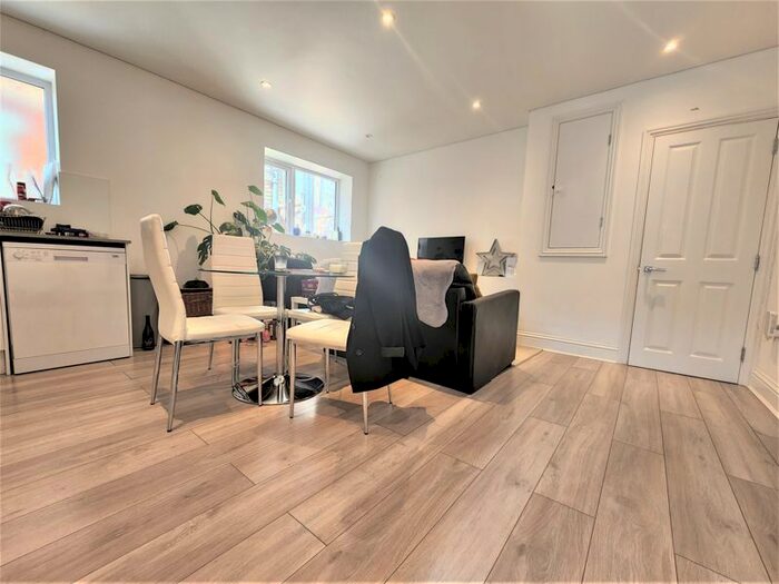 3 Bedroom Flat To Rent In Broadway Parade, London, N8