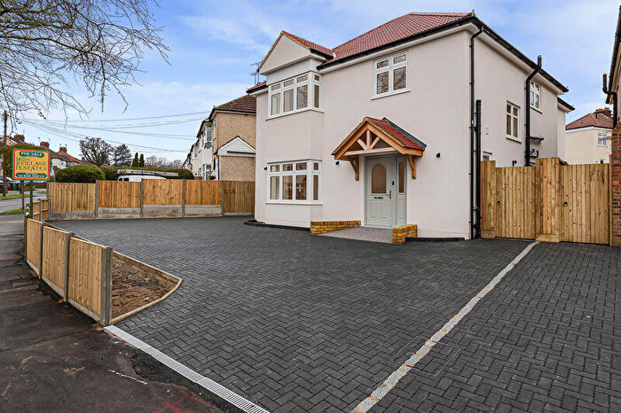 4 Bedroom Detached House For Sale In Inglewood Road, Bexleyheath, DA7