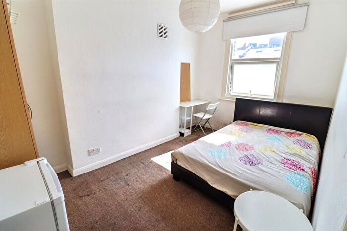 Apartment To Rent In Crayford Road, Islington, London, N7
