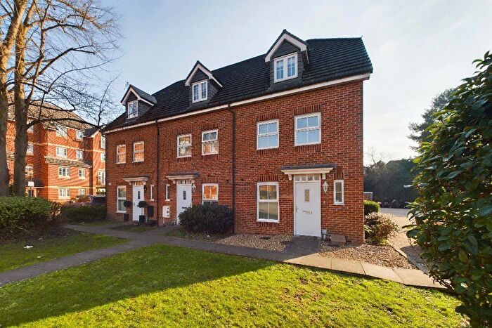 3 Bedroom Detached House To Rent In Eaton Avenue, Slough, Berkshire, SL1