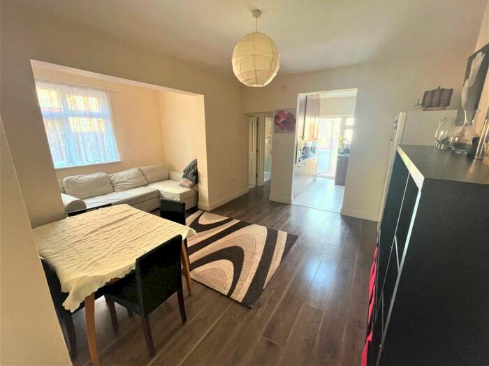 2 Bedroom Flat To Rent In Pinner View, Harrow, HA1