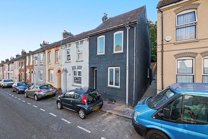3 Bedroom End Terrace House To Rent In Dale Street, Chatham, ME4