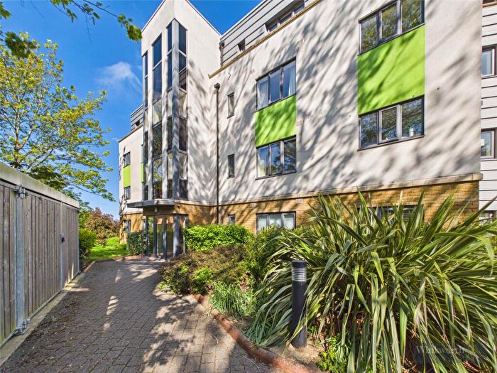 2 Bedroom Apartment For Sale In Hythe Road, Surbiton, KT6