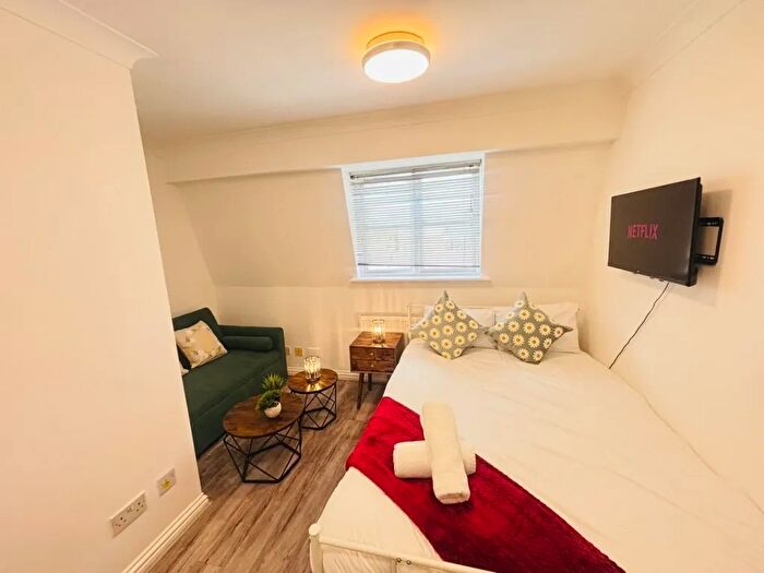 1 Bedroom Flat To Rent In Mile End Road, London, E1