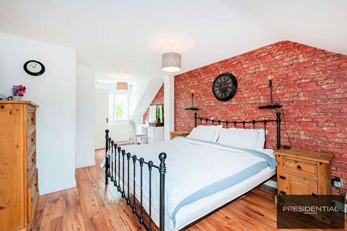 3 Bedroom End Of Terrace House For Sale In Hale End Road, Highams Park, E4