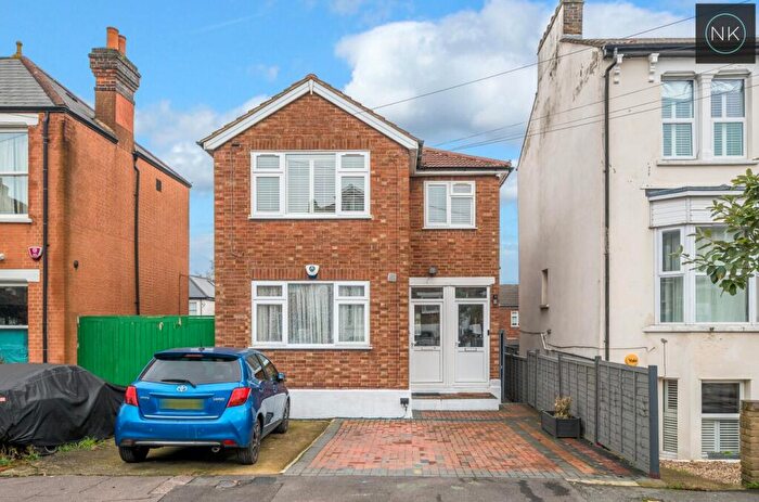 2 Bedroom Ground Maisonette For Sale In Stanley Road, South Woodford, London, E18