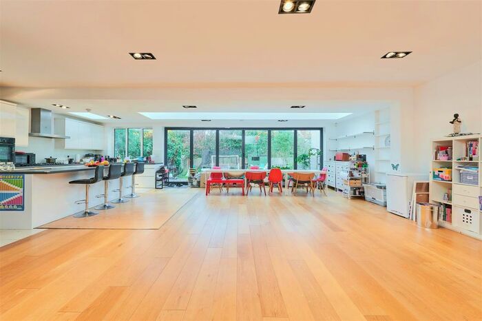 6 Bedroom Semi-Detached House To Rent In Beechcroft Avenue, Golders Green, NW11