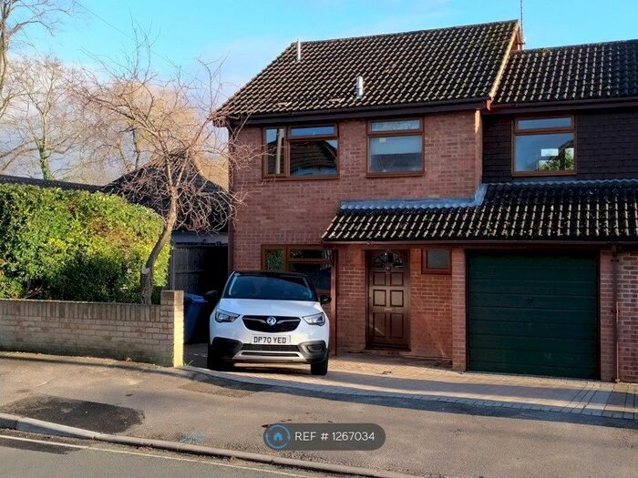 4 Bedroom Semi-Detached House To Rent In Clarence Road, Fleet GU51