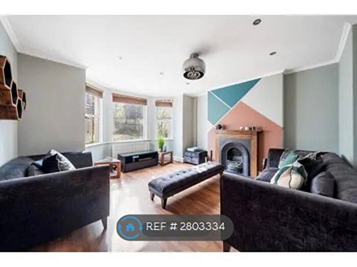 2 Bedroom Flat To Rent In Eglinton Hill, London, SE18