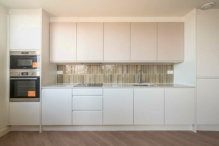 2 Bedroom Flat To Rent In Ballards Lane, Church End, London, N3