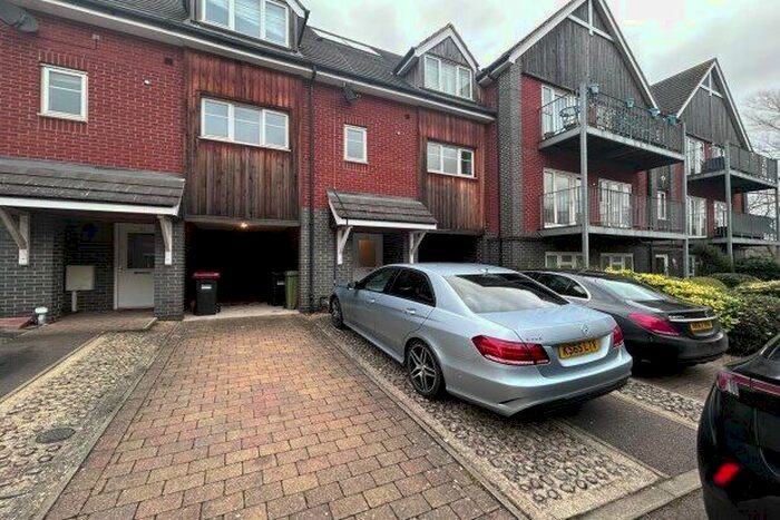 4 Bedroom Town House To Rent In Millward Drive, Milton Keynes, MK2