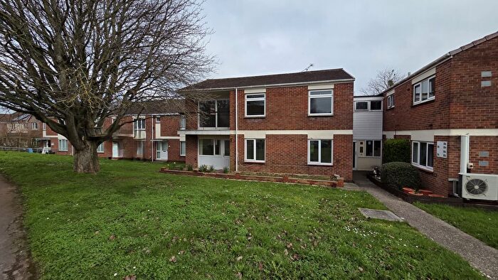 2 Bedroom Flat To Rent In Bacon Drive, Taunton, TA1