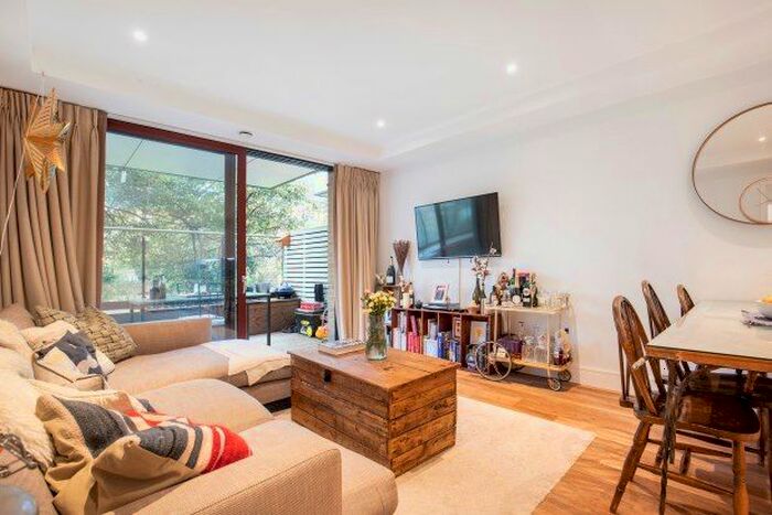 2 Bedroom Flat To Rent In Knaresborough Drive, London, SW18