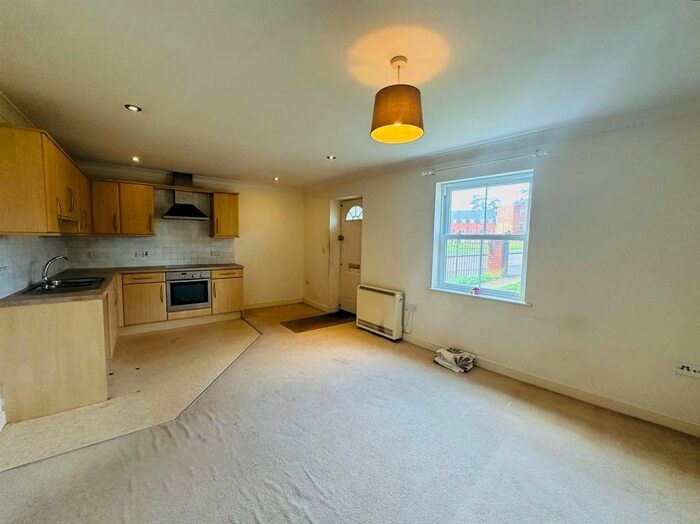 2 Bedroom Flat For Sale In Fairby Close, Tiverton, EX16