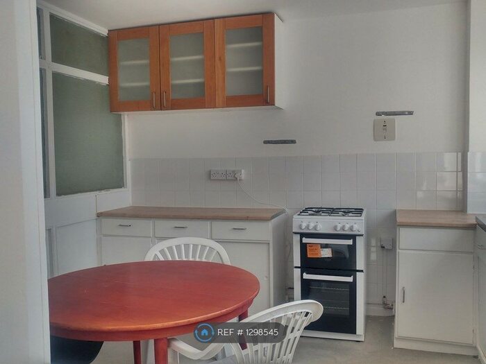 2 Bedroom Flat To Rent In Gilesmead, London, SE5