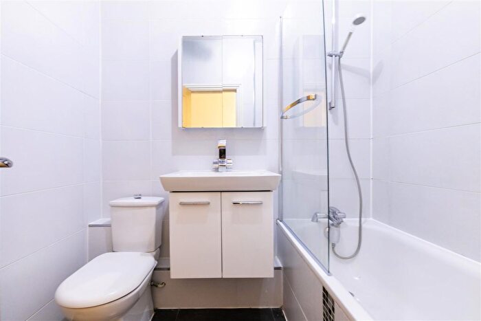2 Bedroom Flat To Rent In Camden High Street, London, NW1