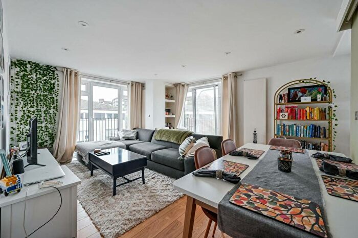 2 Bedroom Flat To Rent In Bacon Street, Shoreditch, London, E2