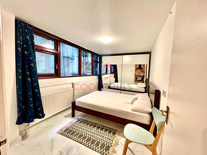 3 Bedroom Flat To Rent In Caledonian Road, London, N1