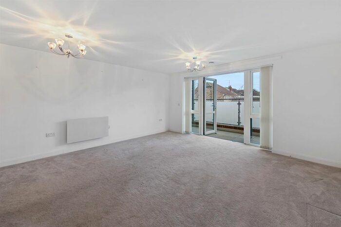 2 Bedroom Flat For Sale In Loddon House, London Road, Ruscombe, RG10