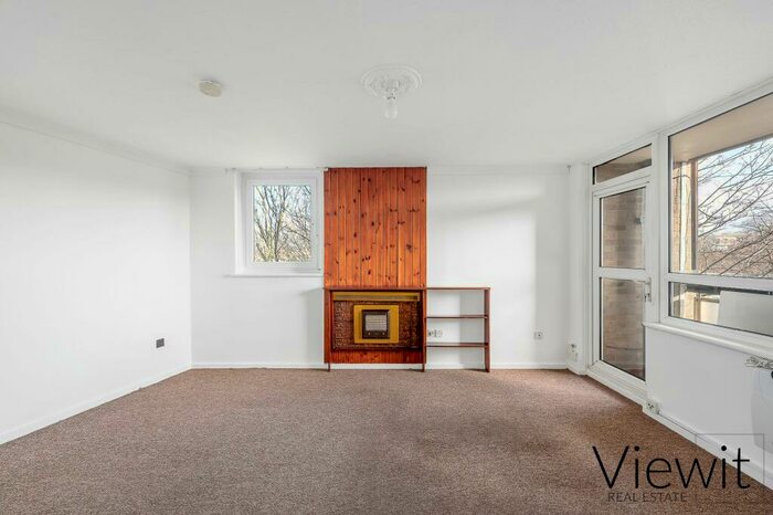 2 Bedroom Flat To Rent In Brocklebank House, Glenister Street, London, E16