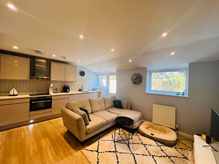 1 Bedroom Flat To Rent In Ray Park Avenue, Maidenhead, SL6