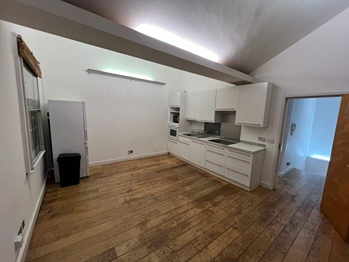 3 Bedroom Flat To Rent In Mile End Road, London, E3