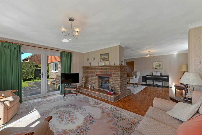 4 Bedroom Detached House For Sale In Oast Court, Yalding, Maidstone, ME18