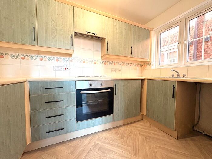 2 Bedroom Flat To Rent In Heathcote Close, Chester, CH2