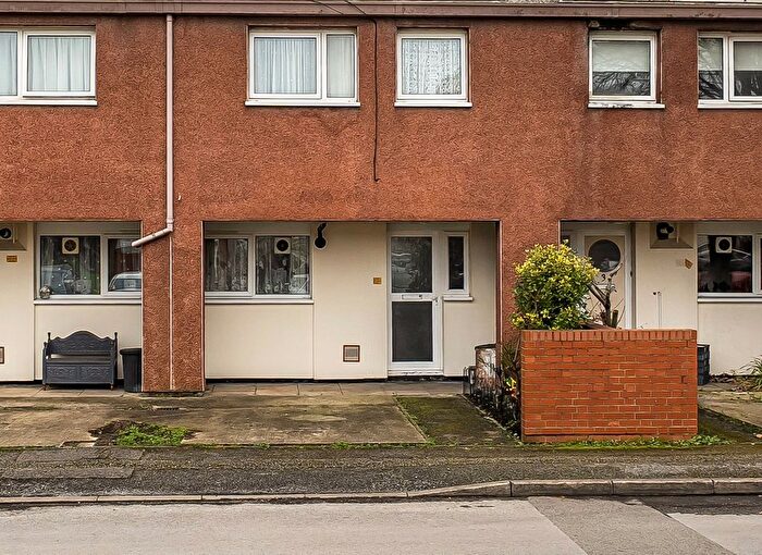 3 Bedroom Maisonette For Sale In Phipps Bridge Road, Mitcham, CR4