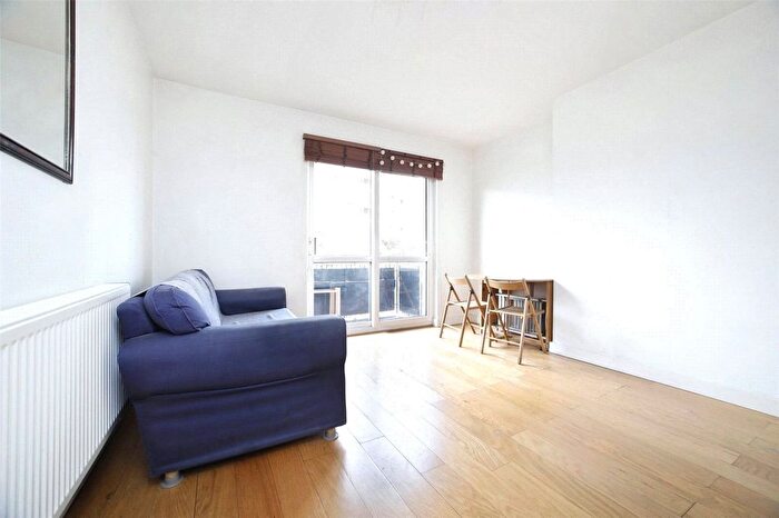 3 Bedroom Flat To Rent In Munday House, Burbage Close, London, SE1
