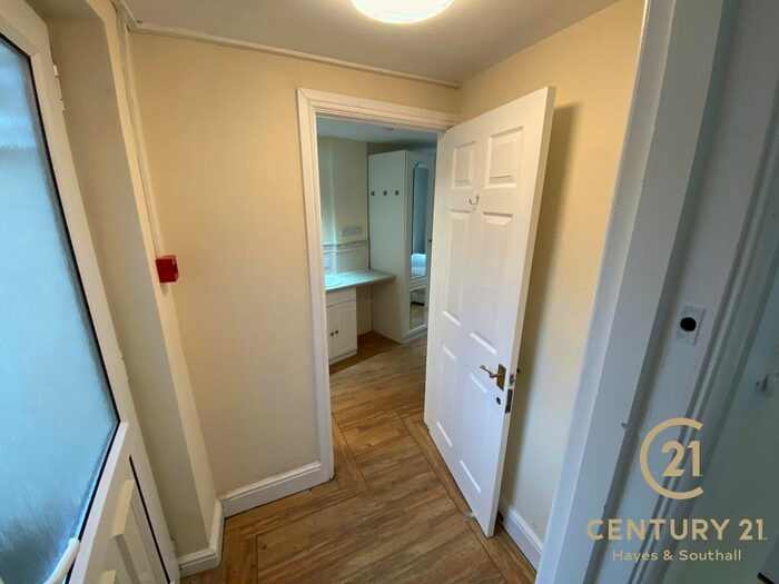 1 Bedroom Studio To Rent In Orchard Drive, Cowley, Uxbridge, UB8