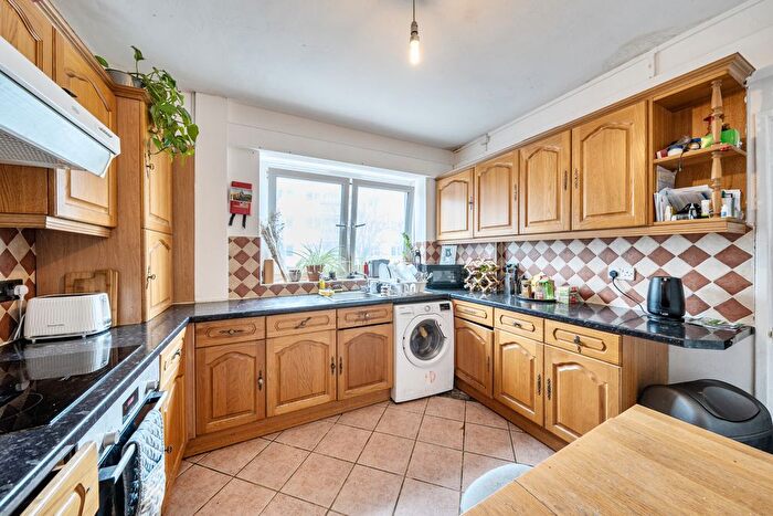 3 Bedroom Flat For Sale In Dickens Estate, London, SE1