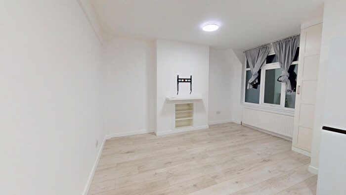 2 Bedroom Flat To Rent In London Road, Thornton Heath, Surrey, CR7