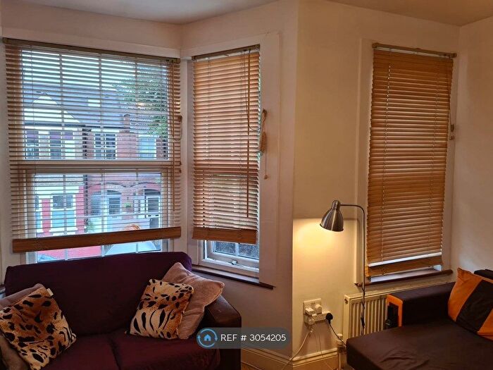 2 Bedroom Flat To Rent In Chapter Road, London, NW2